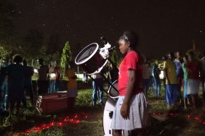 A girl looks at the night sky during one of Travelling Telescope’s astronomy sessions. (Daniel Chu/Travelling Telescope)